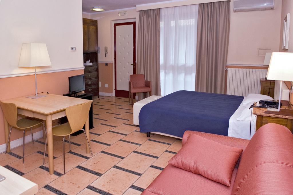 Hotel Ponte Di Rialto Crema Room photo